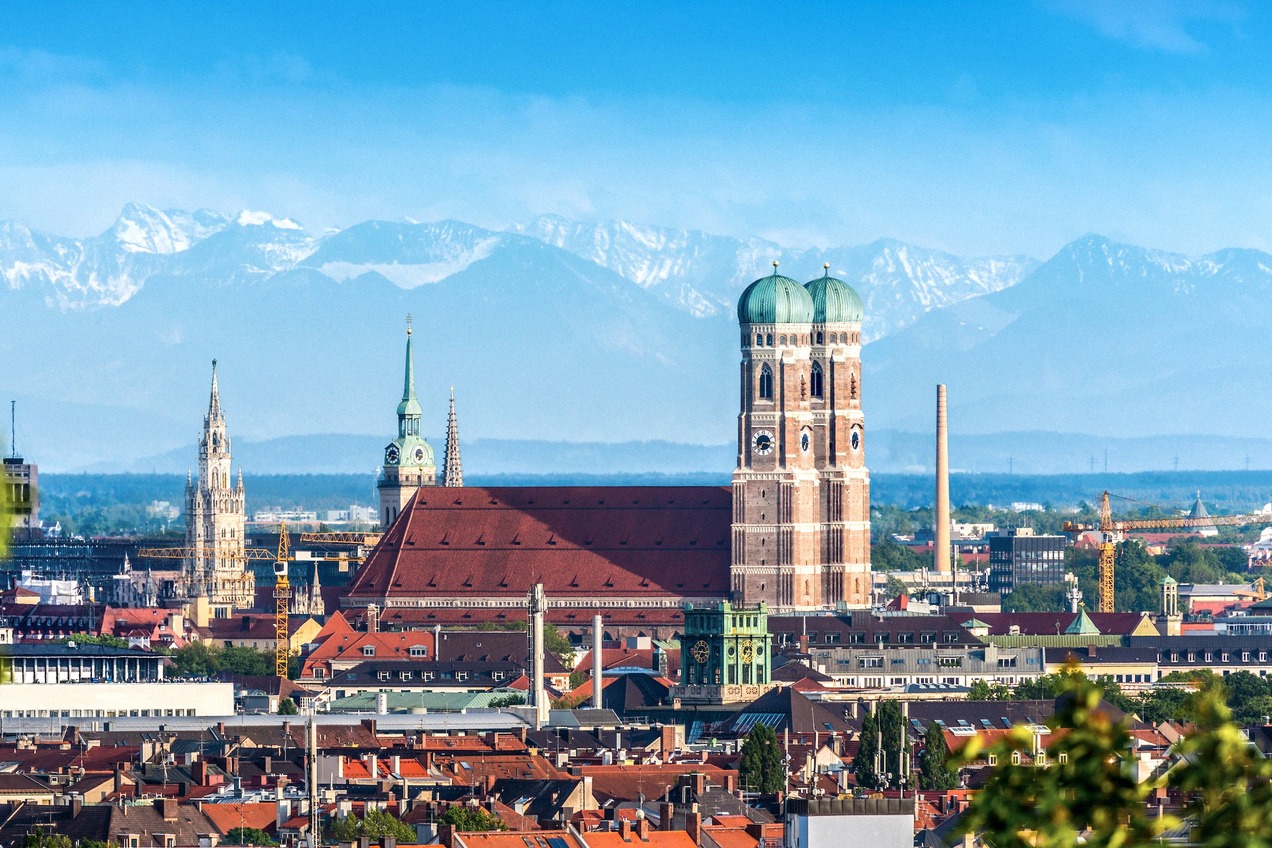 Frauenkirche und Münchner Altstadt vor der Kulisse der Alpen