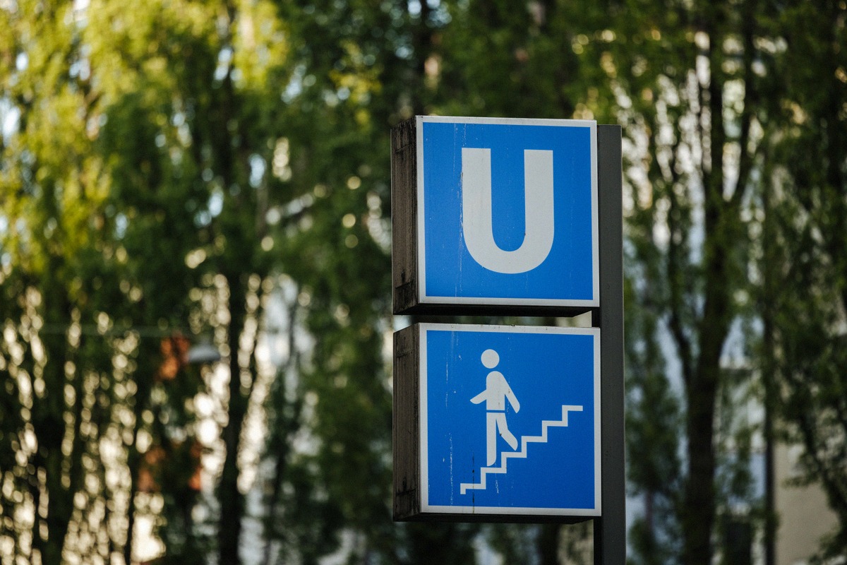 U-Bahn-Schild in München: das MVV-Ticket buchst du zur Card dazu